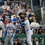　パイレーツ戦の９回、１２号２ランを放つドジャース・大谷＝ピッツバーグ（共同）