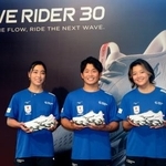 　イベントに参加したサーフィン女子の都筑有夢路（左）と池田美来（右）、男子の大原洋人＝１０日、神奈川県鎌倉市