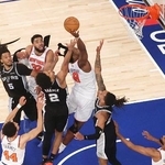 　スパーズとのＮＢＡ決勝第４戦で決勝点を挙げるニックスのアヌノビー（中央・８）＝ニューヨーク（ＮＢＡＥ・ゲッティ＝共同）