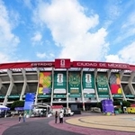 　サッカーＷ杯北中米３カ国大会の開幕戦を控えるメキシコシティー競技場＝１０日、メキシコ市（共同）