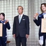 　新潟県庁で県民栄誉賞を受賞し、花角英世知事（中央）と記念写真に納まるフィギュアスケートの中井亜美選手（左）とスノーボードの山田琉聖選手＝１１日午前