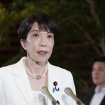 　中傷動画作成疑惑に関し、記者団の取材に応じる高市早苗首相＝８日、首相官邸