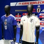 　サッカー日本代表のユニホーム。右がアウェー用