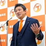 　再審制度の見直しを巡り、記者会見する参政党の神谷代表＝１１日午後、国会