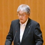 　佐賀県玄海町議会の一般質問で答弁する脇山伸太郎町長＝１１日午前