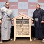 　大相撲公演に向け、パリ市で記者会見した大の里（左）と豊昇龍＝１１日（共同）
