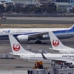 全日本空輸（全日空、ＡＮＡ）と日本航空（日航、ＪＡＬ）の航空機＝４月、羽田空港