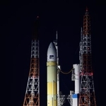 　発射地点に移動する「Ｈ３」６号機＝１１日夜、鹿児島県の種子島宇宙センター