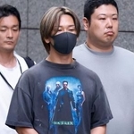 　移送される榎本悠人容疑者（中央）＝１１日午後６時９分、ＪＲ東京駅