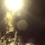 　トマホーク巡航ミサイルを発射する米駆逐艦。米中央軍が１０日に公表（中央軍提供、ロイター＝共同）
