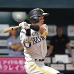 　７回ソフトバンク２死二塁、牧原大が右前に決勝打を放つ＝みずほペイペイドーム