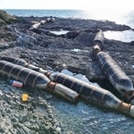 　石川県志賀町の海岸に漂着した鉄製の巨大なホース＝２月２０日（石川県提供）