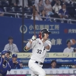 　１０回ロッテ２死一、三塁、佐藤が右前にサヨナラ打を放つ＝ＺＯＺＯマリン