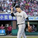 　追加点を許し２回を投げ終えた巨人・田中将。このイニングで降板した＝楽天モバイルパーク