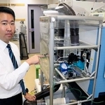 　研究に使用した装置の説明をする神奈川県警の広瀬隆平巡査部長＝９日、千葉県柏市の科学警察研究所