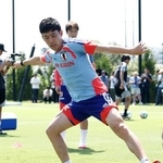 　１０日、サッカーＷ杯北中米３カ国大会１次リーグのオランダ戦に向け調整する遠藤航＝ナッシュビル近郊（共同）