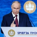 　５日、ロシア・サンクトペテルブルクで開催された国際経済フォーラムで演説するプーチン大統領（タス＝共同）