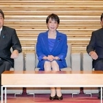 　閣議に臨む（左から）林総務相、高市首相、茂木外相＝１２日午前、首相官邸