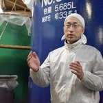 　酒造りについて話す佐渡酒造協会の加藤一郎代表＝４月、新潟県佐渡市