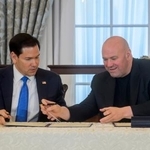 　１１日、米ワシントンで覚書に署名するルビオ国務長官（左）と総合格闘技団体「ＵＦＣ」のダナ・ホワイトＣＥＯ（ＡＰ＝共同）