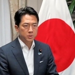 　記者会見する小泉防衛相＝１２日午前、国会