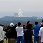 　大勢の人が見守る中、鹿児島県の種子島宇宙センターから打ち上げられるＨ３ロケット６号機＝１２日午前９時５４分