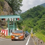 　全線開通した「白山白川郷ホワイトロード」の料金所を通る車＝１２日午前、石川県白山市