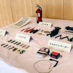 　「ＣＡＮインベーダー」（右下）などの押収品＝４月、埼玉県警吉川署