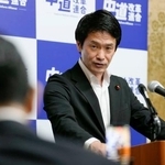 　記者会見する中道改革連合の小川代表＝１２日午前、国会