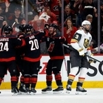 　ＮＨＬスタンリー・カップ決勝第５戦で、得点後に喜ぶハリケーンズの選手たち＝米ノースカロライナ州ローリー（ＡＰ＝共同）