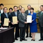 　自民党・東日本大震災復興加速化本部の谷公一本部長（前列右から４人目）から提言書を受け取る高市首相（同３人目）＝１２日午前、首相官邸