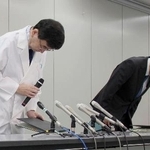 　記者会見で謝罪する香川県立中央病院の高口浩一院長（左）ら＝１２日午前、香川県庁