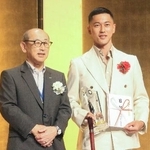 　「米山稔賞」を受賞した車いすテニス男子の小田凱人（右）＝１２日、東京都千代田区