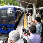 　新塗装の２５３系「特急きぬがわ」の車両＝１２日午後、栃木県日光市の東武日光駅