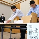 　栃木県那須町長選で落選した新人の異議申し立てを受け、調査を行う県選管関係者＝５月、栃木県庁