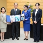 　日本学術会議の光石衛会長（中央左）らと記念写真に納まる高市首相（同右）＝１２日午後、首相官邸