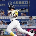 　９回ロッテ２死二、三塁、山本が右前にサヨナラ打を放つ＝ＺＯＺＯマリン