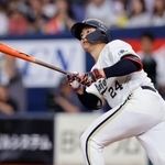 　１回オリックス１死、紅林が左越えに２者連続の本塁打を放つ＝京セラドーム