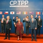 ２０１８年３月、ＴＰＰ署名式を前に写真撮影に応じる各国閣僚。後列右から４人目は茂木経済再生相（当時）＝チリ・サンティアゴ（共同）