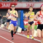 　女子５０００メートル　ゴール前で競り合う（左から）山本有真、田中希実＝パロマ瑞穂スタジアム