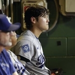 パイレーツ戦の８回、ベンチで試合を見守るドジャース・大谷＝１１日、ピッツバーグ（共同）