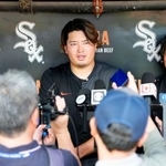 　取材に応じるホワイトソックス・村上＝シカゴ（共同）