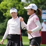 　第２ラウンド、１７番でバーディーを奪い、タッチを交わす古江彩佳（右）、西村優菜組。通算１１アンダーで２位＝ミッドランドＣＣ（共同）