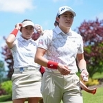 　第２ラウンド、ホールアウトする岩井明愛（右）、千怜組。通算９アンダーで４位＝ミッドランドＣＣ（共同）
