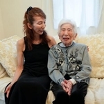 　硫黄島で戦死した市丸利之助さんの娘志村俊子さん（右）と孫高子さん＝８日、東京都世田谷区
