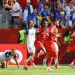 　カナダ-ボスニア・ヘルツェゴビナ　後半、同点ゴールを決め駆け出すカナダのラリン（右から３人目）＝トロント（共同）
