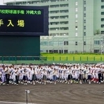 　全国高校野球選手権大会の沖縄大会開会式で、一斉行進する各校の選手ら＝１３日午前、沖縄セルラースタジアム那覇