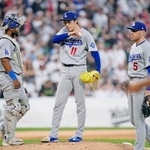 　ホワイトソックス戦の５回途中、降板するドジャース・佐々木＝シカゴ（共同）
