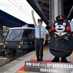 　特急「あそぼーい！」の運行開始１５周年を記念した出発式で、出発の合図を送る熊本県のＰＲキャラクター「くまモン」＝１３日午前、ＪＲ熊本駅