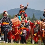 　伝統行事「チャグチャグ馬コ」で子どもを背に行進する、きらびやかな装束で着飾った馬。鈴の音を響かせながらゆっくりと練り歩いた＝１３日午前、岩手県滝沢市